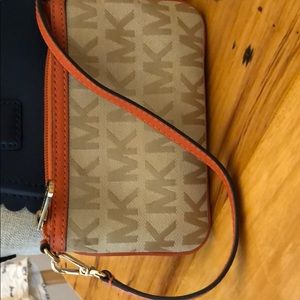MK clutch zipper to close at top